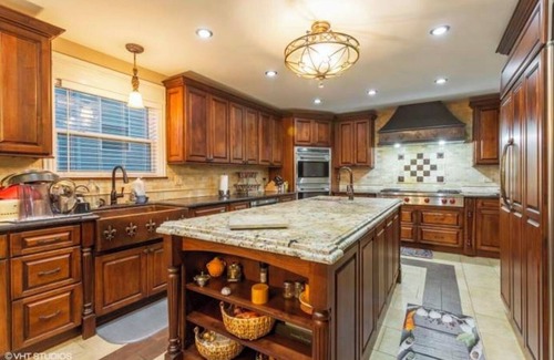 Bolingbrook House | Charming 3-bedroom house in Bolingbrook with AC, WiFi , chef kitchen for brunch