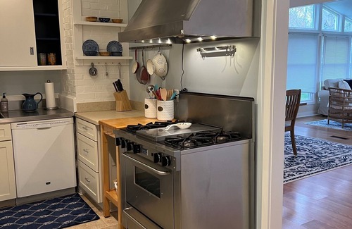 Narragansett Pier Cottage | Charming 3-bedroom cottage with WiFi, AC in lovely Narragansett!