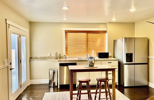 South Ogden House | Charming 3-bedroom house! 15 mins to Ski resorts or trails for hiking.
