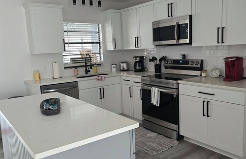 Spring Hill House | Charming 3-bedroom home, Springhill, heated pool, , 3bdrms 2bath, daybed sleep 8