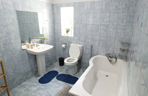 Livingstone Resort | Charming 3-bedroom resort with Garden, swimming pool, WiFi, AC in Livingstone