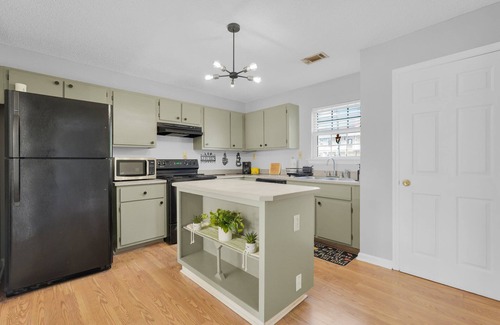 Eastside House | Charming 3BR Savannah Home - Short Walk to SCAD Buildings & Forsyth Park