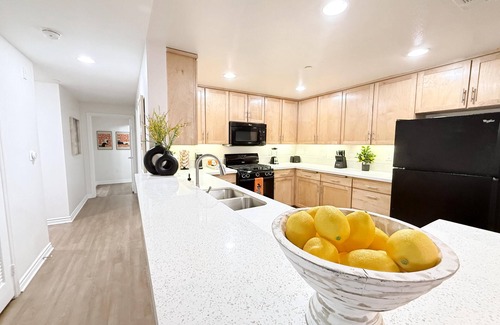 Encino Hotel | Charming 3BR with WiFi, AC and Parking in Marvelous Los Angeles