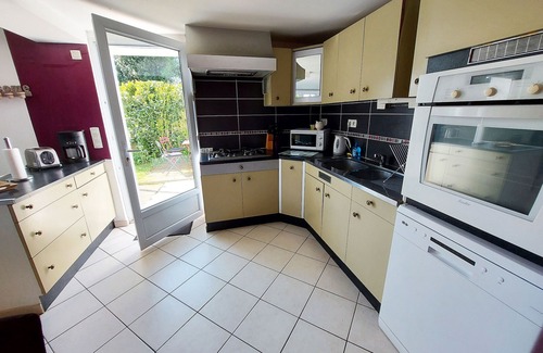 Courbeveille Cottage | Charming 4-Bed House with Garden, 10min from Laval, Ideal for Families and Professionals