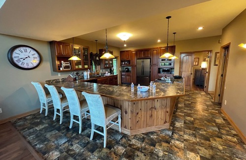 Pilot Mountain Ski Chalet | Charming 4-bedroom Chalet with WiFi and Welcoming View of Pilot Mountain