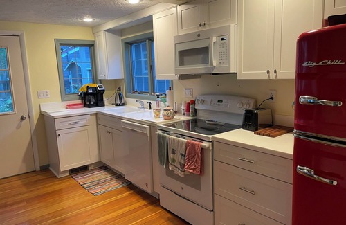 Lakeside Cottage | Charming 4-bedroom cottage in Lakeside with WiFi and AC