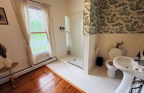Franklin Other | Charming 4-bedroom farmhouse in brilliant Franklin with AC
