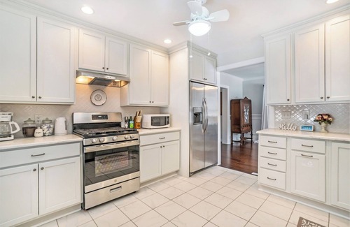 South Haven Cottage | Charming 4-bedroom cottage in South Haven - 2 miles from beach and downtown.