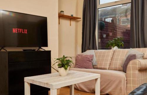 Goole Apartment | Charming 4 BR Kingston House with Free Street Parking