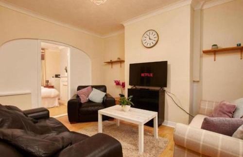 Goole Apartment | Charming 4 BR Kingston House with Free Street Parking