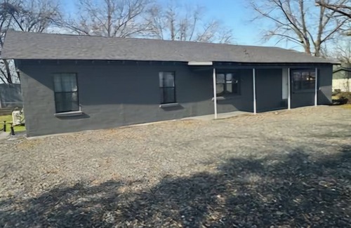 New Boston Apartment | Charming apartment with a full size kitchen AC and WiFi in wonderful New Boston