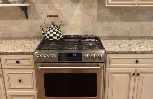 Gillespie Park House | Charming Artist 2-bedroom bungalow in Historic Gillespie Park