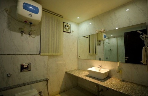 Basai Bed & Breakfast | Charming B&B with WiFi and AC in Wise Villa Agra 7