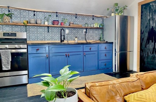Govalle Cottage | Charming Back House . Free Bikes . Tesla Charger