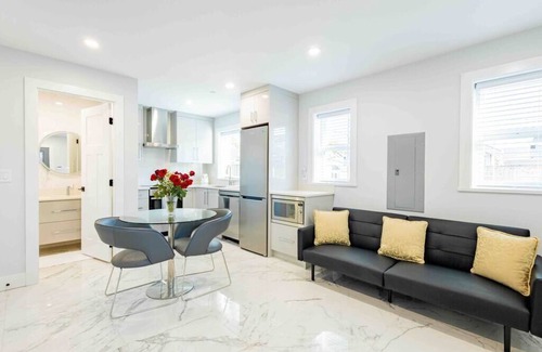 Sunset House | Charming & Brand-New near Restaurants & Transport