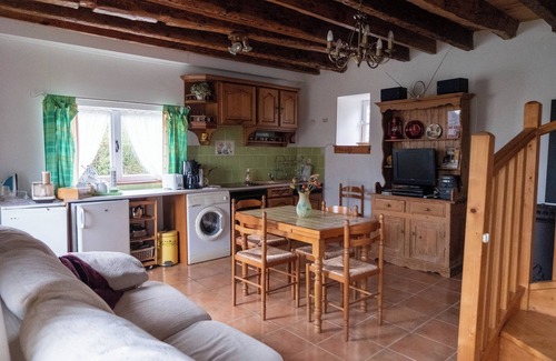 Bourbriac House | Charming Breton farmhouse. Hiking, beach 30 minutes away. Ideal for families.