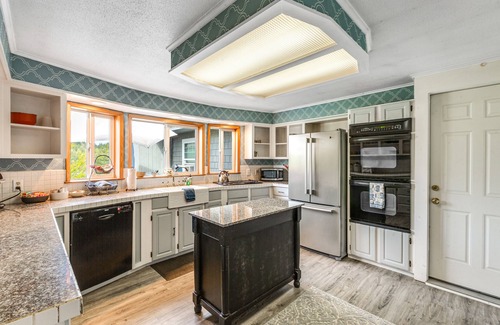 Deer Harbor Cabin | Charming & bright dog-friendly cabin with nature views, hot tub, and fireplace