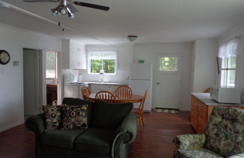 Gravenhurst Cottage | Charming & Bright Muskoka Lakefront Bay Cottage with 2 Kayaks