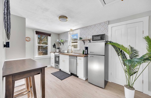 Montville House | Charming bungalow - All new, 5 minutes from Mohegan