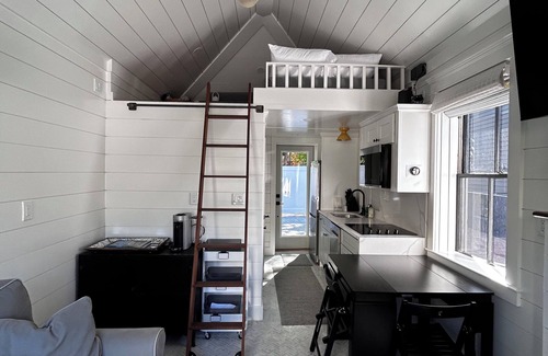 Newport House | Charming bungalow w/WiFi in tranquil downtown Newport, walkable to everything!