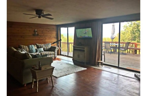 Higden Cabin | Charming Cabin! Minutes to Greers Ferry lake and Sugarloaf!