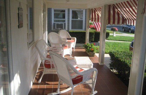 Wall House | Charming Cape on Corner 2 blocks to Beach