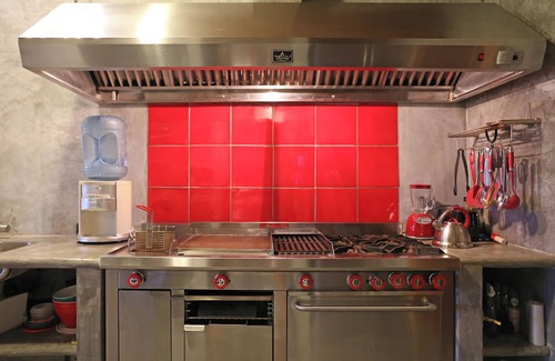 North End House | Charming casita. Private, secure with pickle ball and basketball half-court.