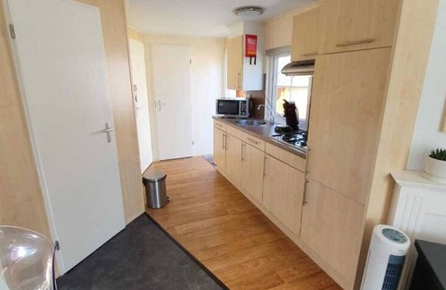 Goedereede Ski Chalet | Charming Chalet in Goedereede with Open Area