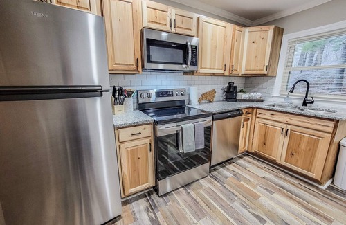 West Jefferson Condo | Charming condo w/Stunning Mountain Views near Downtown WJ