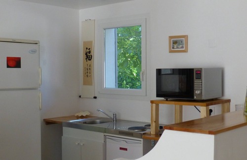 Cavaillon Cottage | Charming contemporary gîte: wooded property, private pool, Luberon view