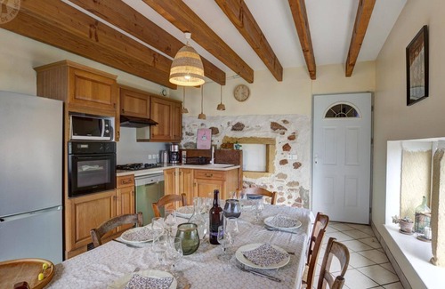 Sevelinges Cottage | Charming cottage for 6, enclosed garden, pets accepted