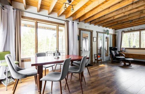 Sainte-Beatrix Ski Chalet | Charming Cottage In a Peaceful Forest & Calm River