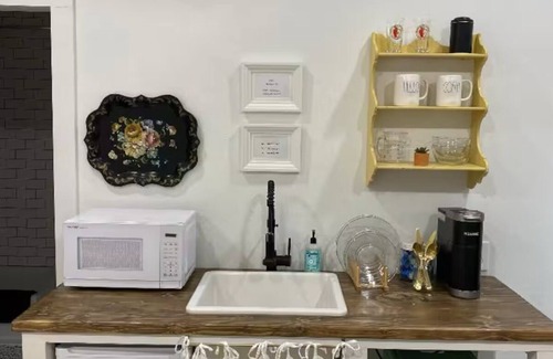 Sayles Blvd. Area Apartment | Charming cottage in beautiful historic Abilene neighborhood with AC, WiFi