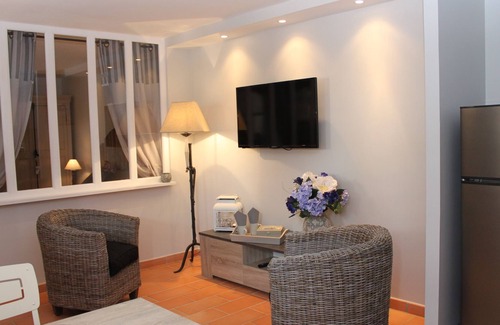 Peymeinade Cottage | Charming cottage in stone country house with sea and mountain views.