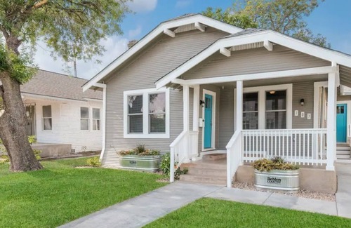 Highland Park House | Charming Cottage near Downtown