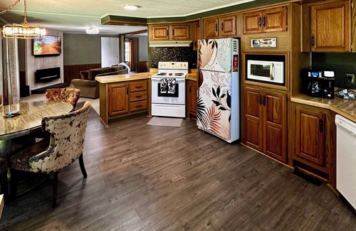 Marshall Cottage | Charming cottage with hot tub & wonderful views on Wilder Creek & Starlink WiFi