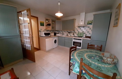 Jauldes Cottage | Charming Cottage with Wi-Fi, Baby Gear, and Terrace near Owners' Home