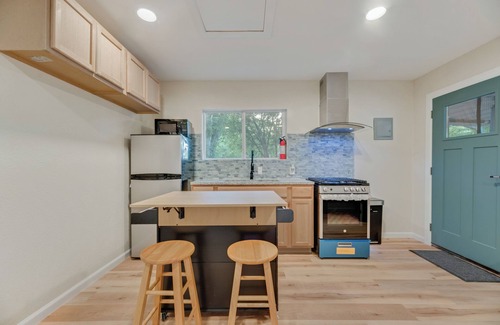 Denton Cottage | Charming cottage with WiFi and AC in phenomenal Denton