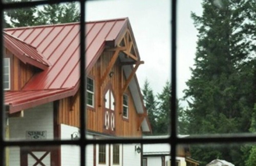 Yellow Point Cottage | Charming Country Cottage Getaway in Yellowpoint - 15 Min to Nanaimo
