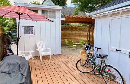 Carlton House | Charming Cuvée Cottage, 2 blocks to downtown!