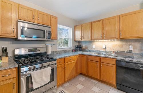 Ballwin House | Charming entire ranch home with free parking