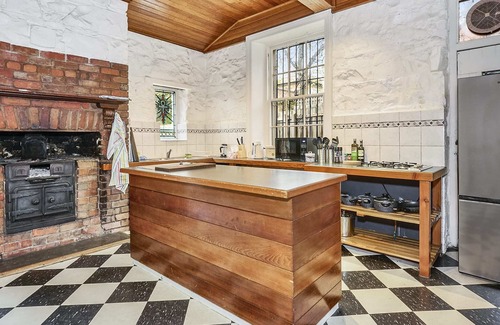 Fitzroy House | Charming Fitzroy Retreat: Art, Dining, Serenity