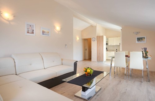 Mali Maj Apartment | Charming flat just 800 metres from the beach with pool, barbecue area, washing machine