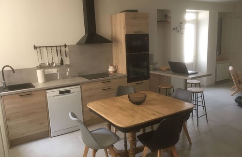 Dun-sur-Auron Cottage | Charming Gîte in Dun-sur-Auron: 3BR, Close to Shops, Cozy Courtyard, Garage Included