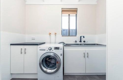East Victoria Park House | Charming Getaway Steps from Attractions & Amenities