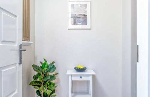 East Victoria Park House | Charming Getaway Steps from Attractions & Amenities