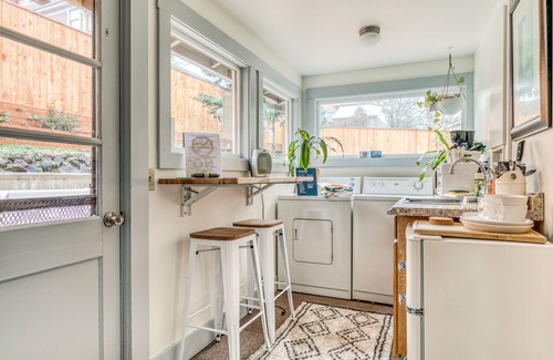 Hood River House | Charming guest suite in the heart of downtown with hot tub & large patio