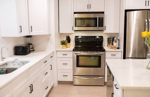 South Pandosy House | Charming Gyro Beach Getaway: Hot Tub & Parking