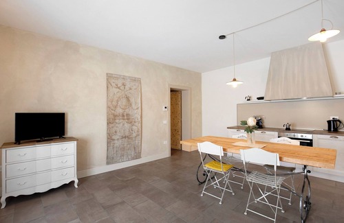 Desenzano del Garda Apartment | Charming Holiday Apartment "Olivo" Wi-Fi, Shared Garden & Pool