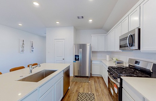 Conroe House | Charming house close to Lake Conroe with full kitchen, backyard & fitness room